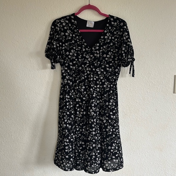 Black and White floral‎ dress - Picture 1 of 4